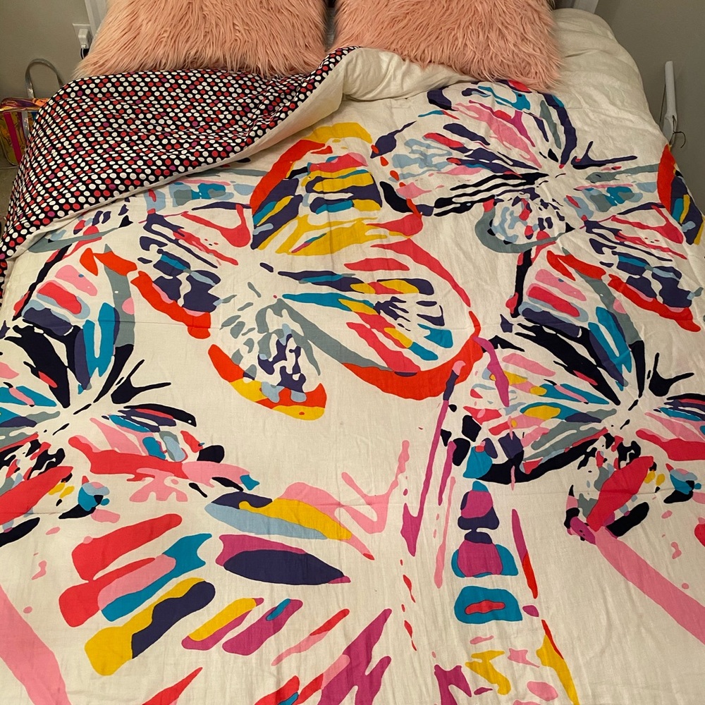 Vera Bradley full size comforter reversible.